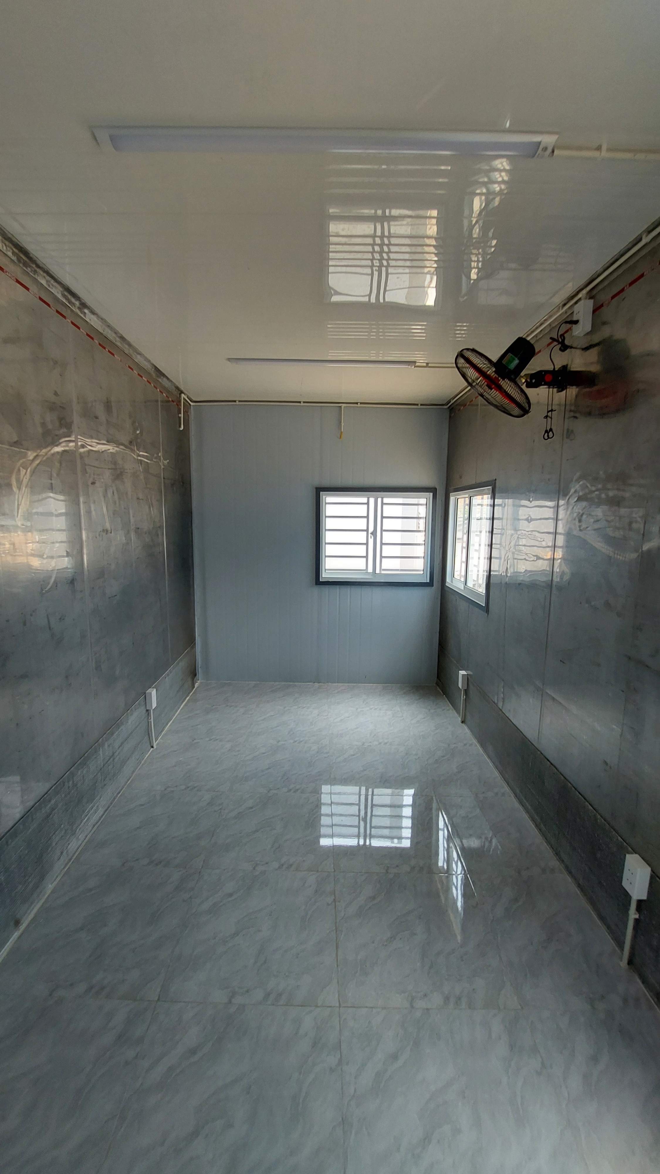 Nhà container 20 feet xám bóng có wc, điện, đèn, quạt đầy đủ tiện nghi